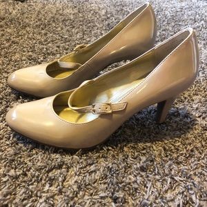 DSW Kelly and Katie size 8 nude heals